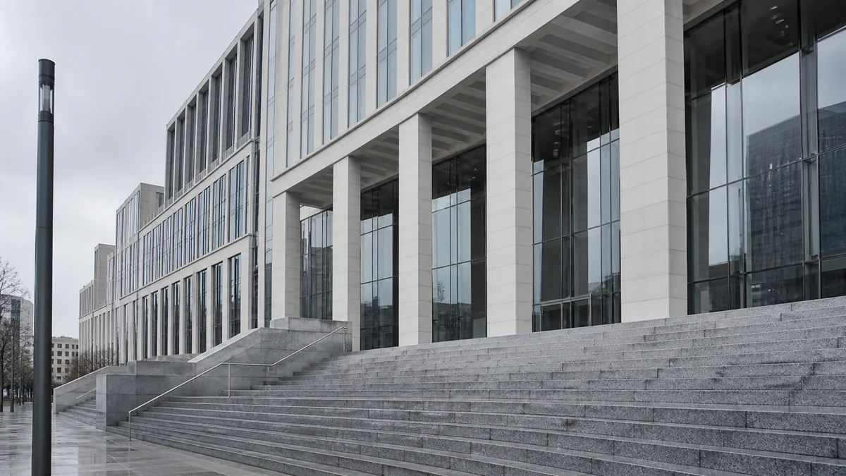 Façade d'un tribunal judiciaire moderne en Île-de-France, architecture en pierre claire et verrière