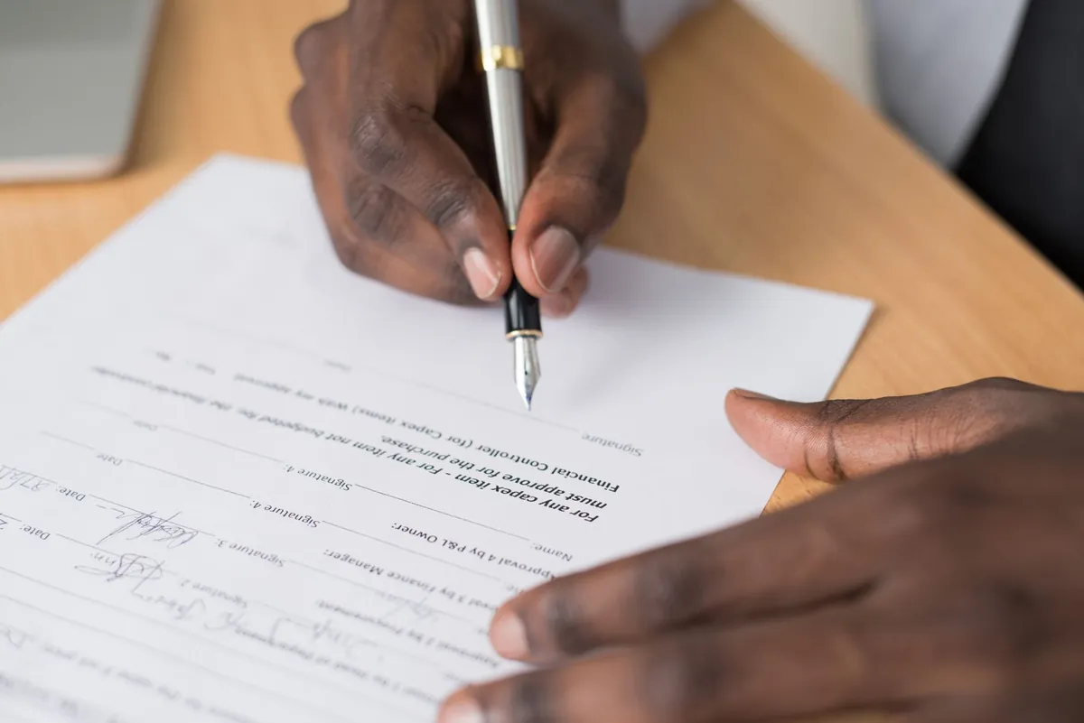 Signature d'un courrier formel, rédaction d'une mise en demeure pour malfaçon